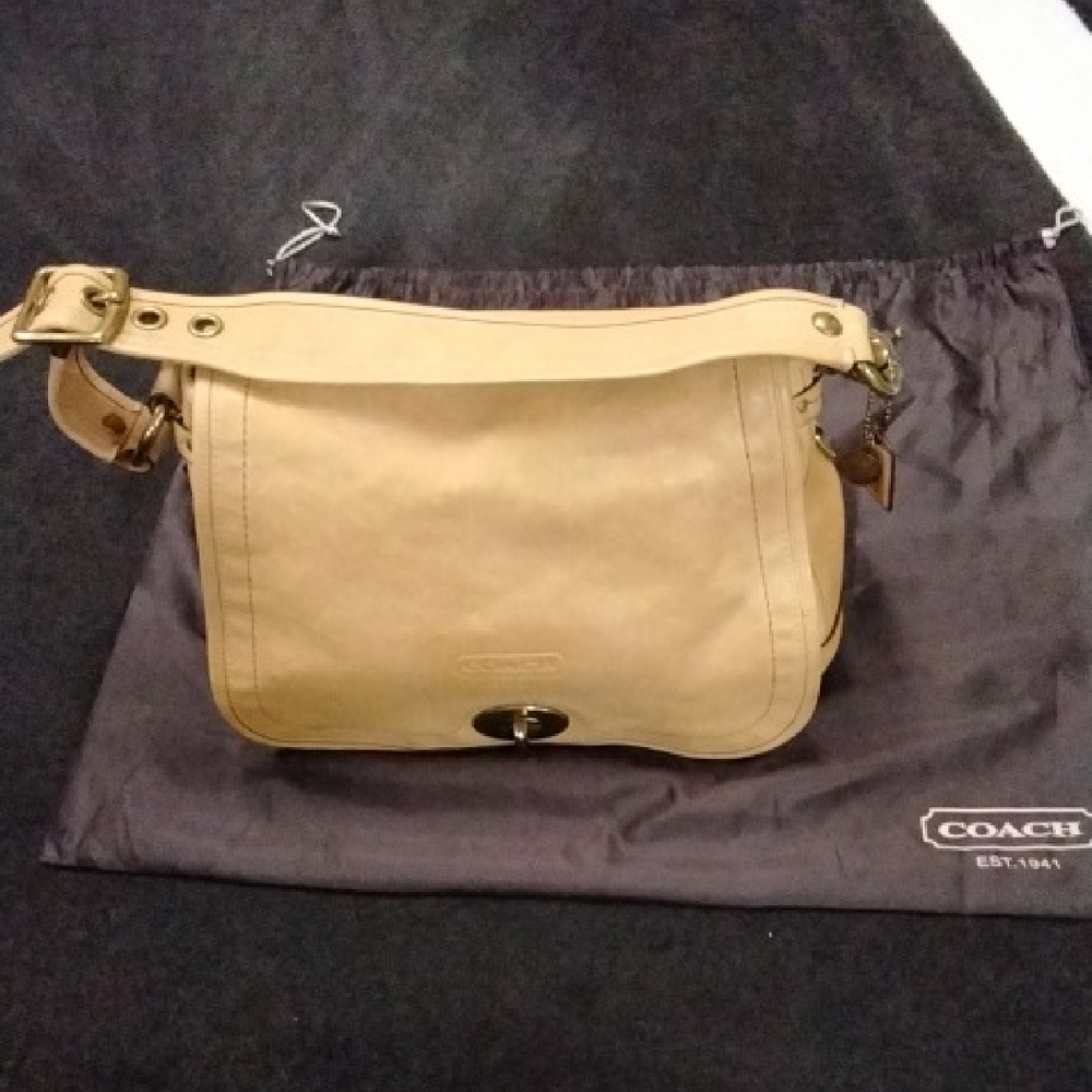 Rare Coach Legacy Distressed Vachette Camel Leather Shoulder Hobo Bag .